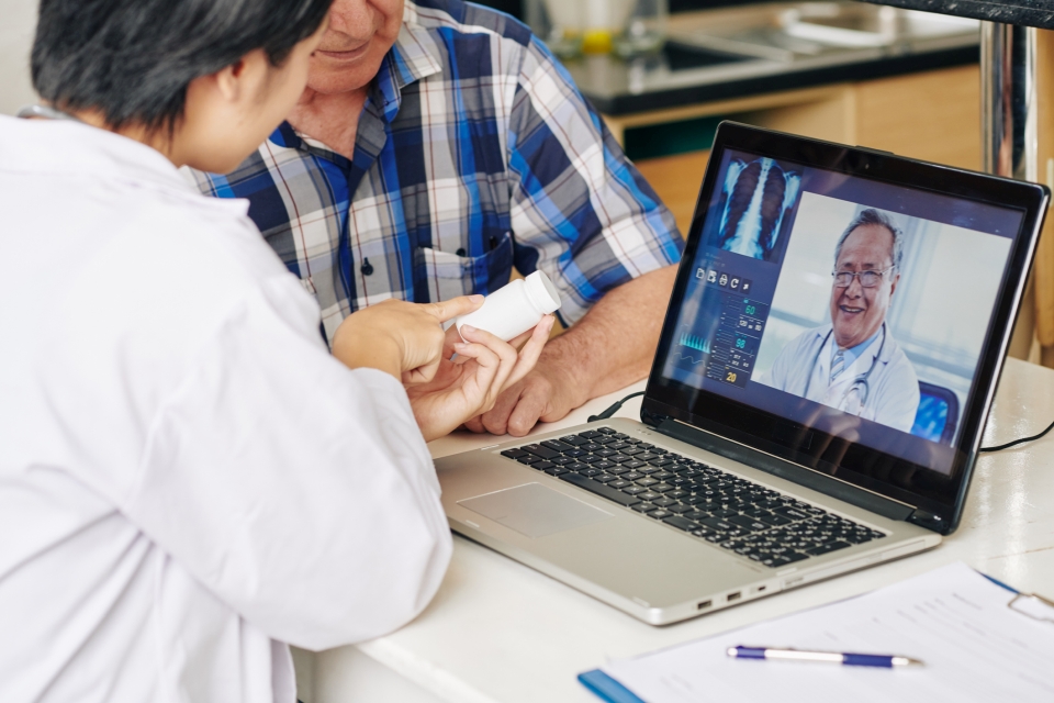 Nurse recommending tablets to patient